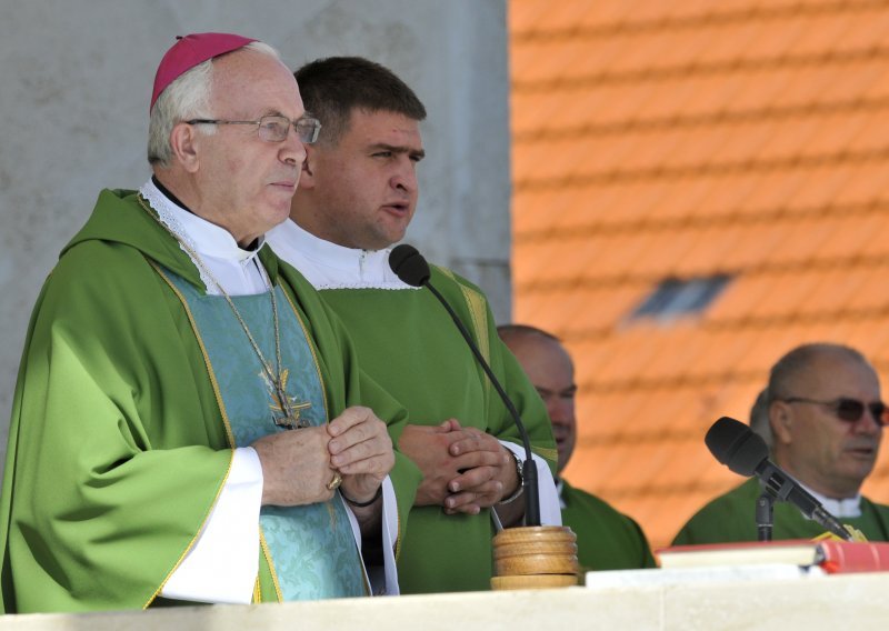 Biskup Jezerinac: 'Znate što se radi od mesa abortirane djece?  Najskuplji parfemi'