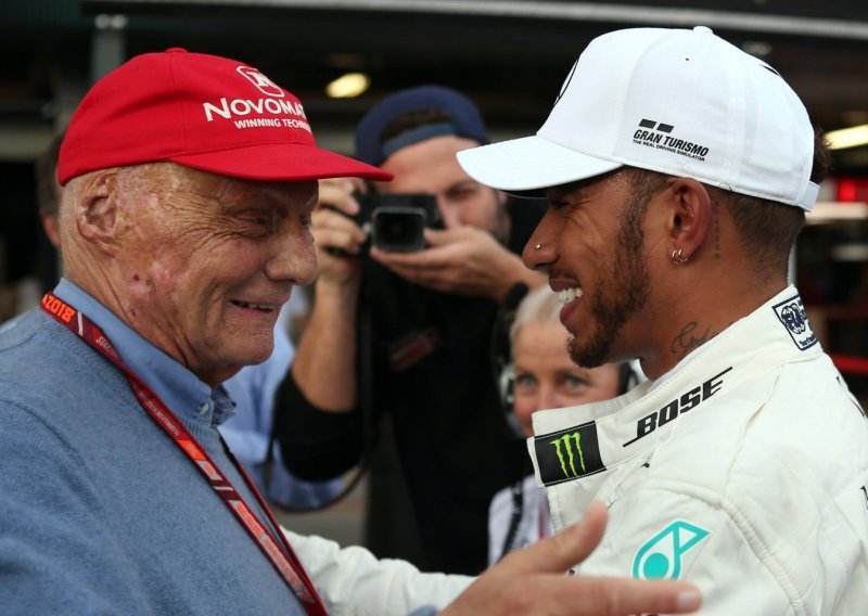 Lewis Hamilton naklonio se legendi Formule 1 koje više nema: Kada je skinuo svoju kapu znao sam što ta gesta znači