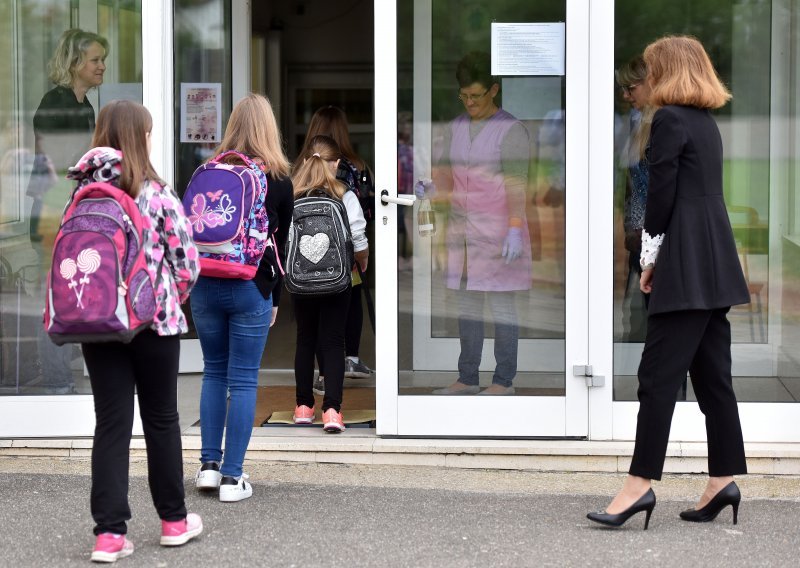 Učenici nižih razreda opet u školskim klupama; na nastavu s bilježnicom u koju se bilježi temperatura, i s proširenom lepezom isprika za nedolazak