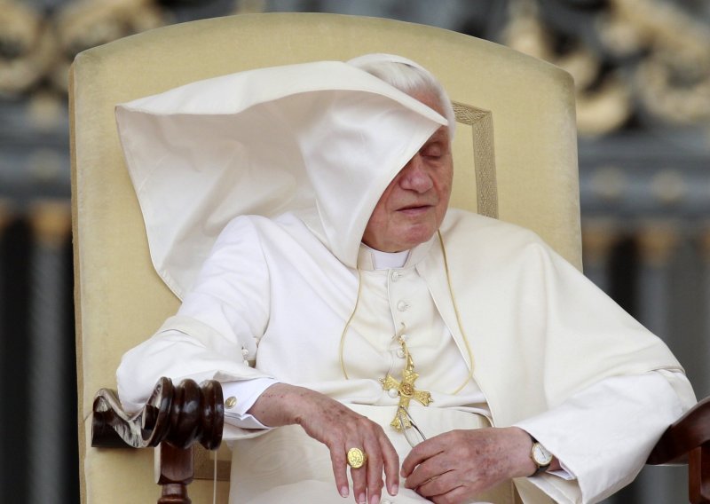 Vatikan demantirao glasine o lošem zdravlju Benedikta XVI.