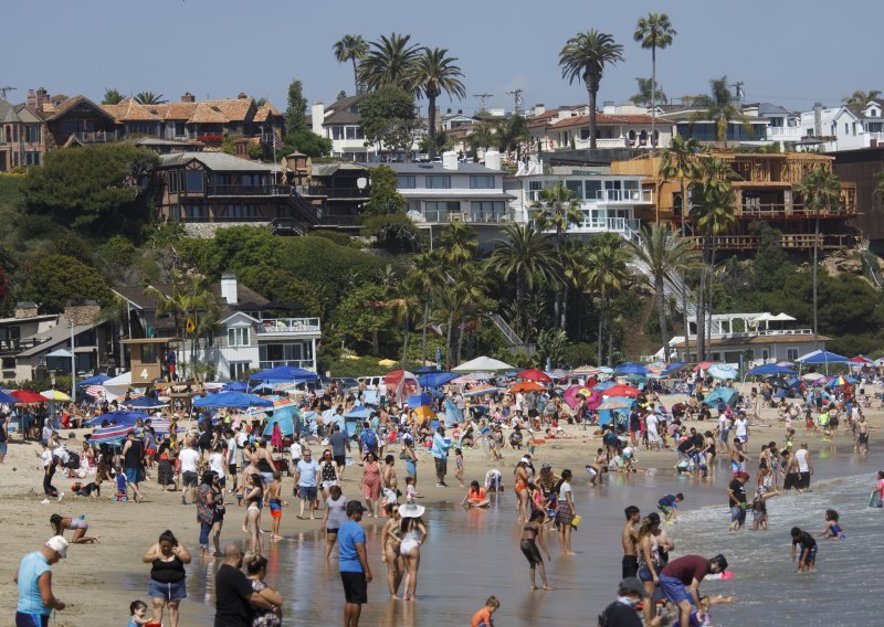 Smrtnost blizu 100 tisuća, a na nekim plažama tulumi: Amerikanci praznik proveli na otvorenom