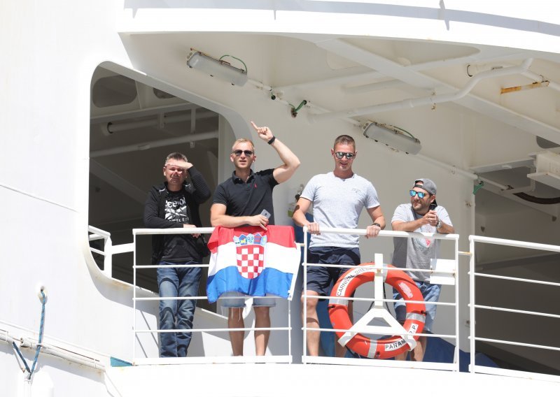 [FOTO/VIDEO] Kruzer s 93 hrvatska mornara uplovio u dubrovačku luku Gruž, krenulo iskrcavanje