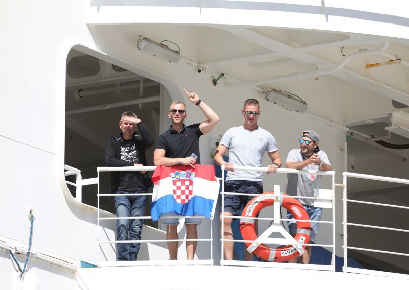 [FOTO/VIDEO] Kruzer s 93 hrvatska mornara uplovio u dubrovačku luku Gruž, krenulo iskrcavanje
