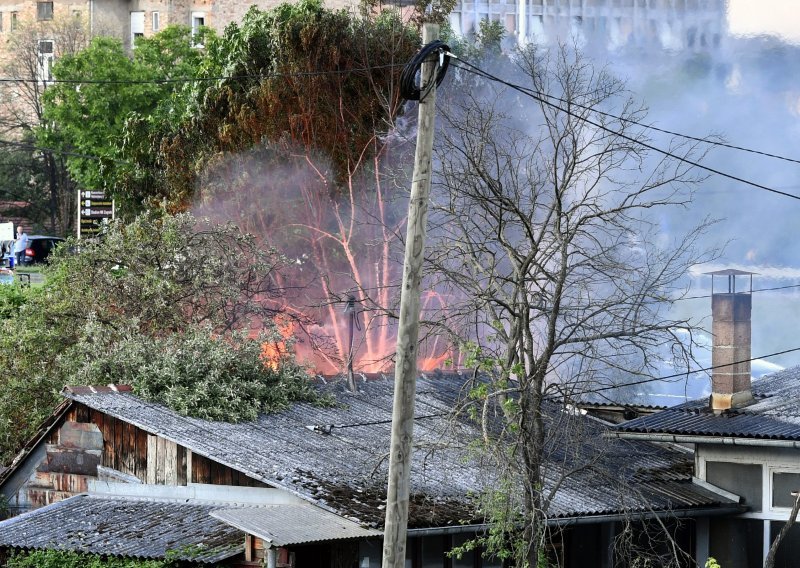 [FOTO] Gust požar nad Trnjem: Zapalila se jedna od baraka kod NSK, vatrogasci u akciji