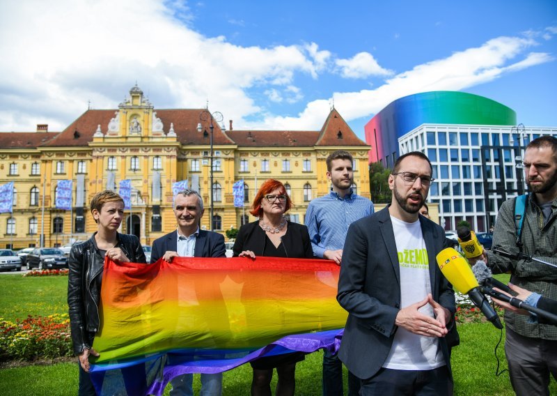 [VIDEO] Tomašević: Bandić postavljanjem zastava Hoda za život traži nove političke zaštitnike