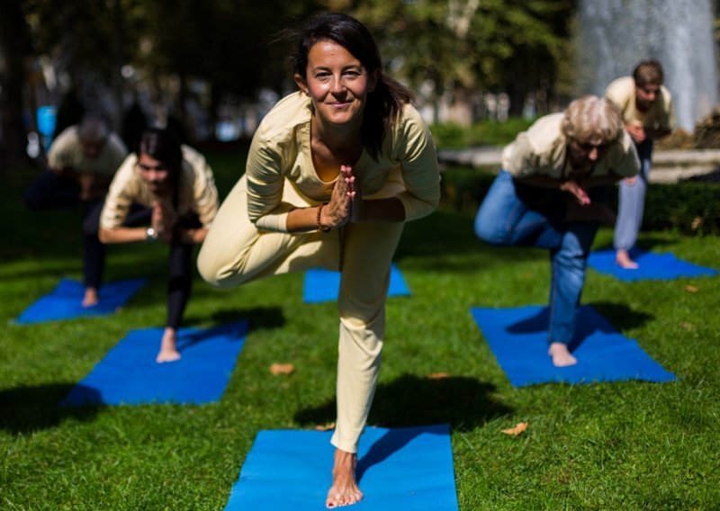 Tijekom ljeta iskoristite besplatni program joge u parkovima i na plažama