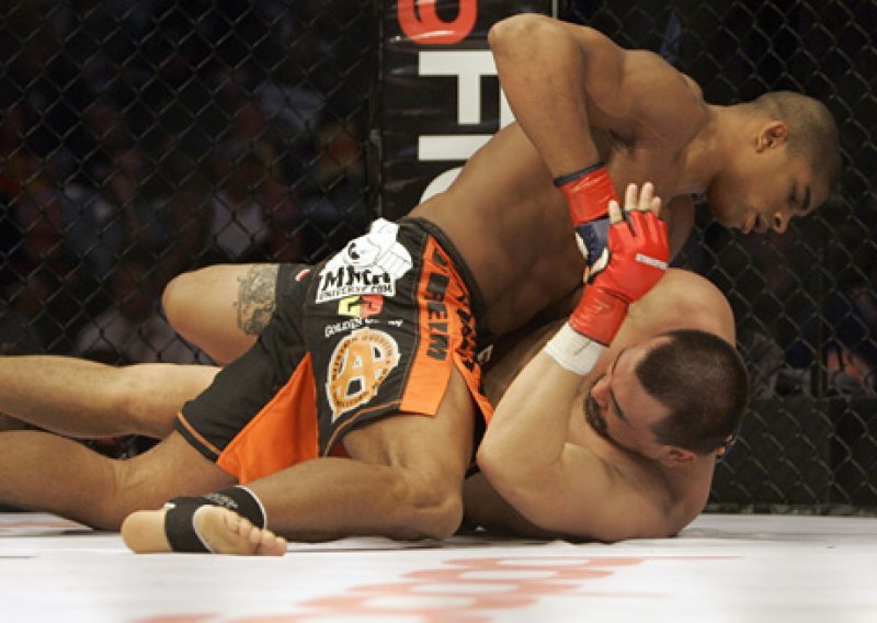 Overeem u UFC-u, prva borba s Lesnarom