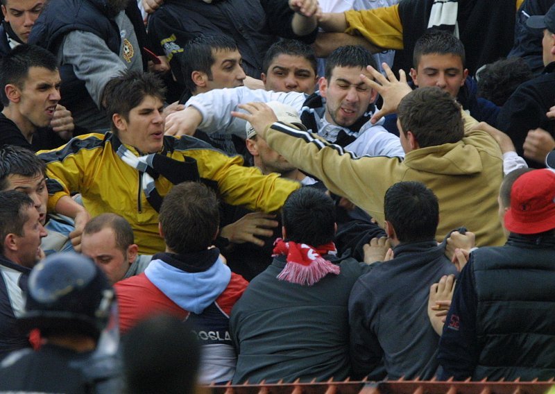 Navijač Zvezde ustrijeljen u tučnjavi  na stadionu