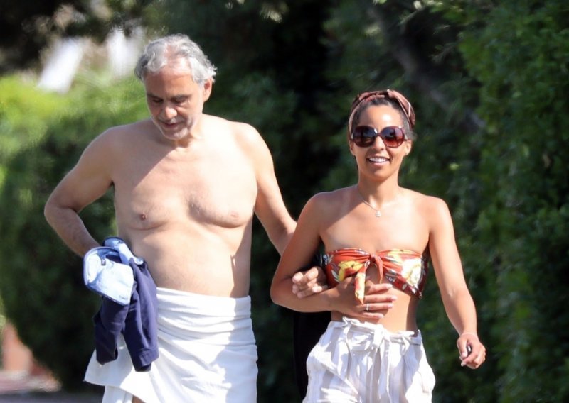 Andrea Bocelli se oporavio od koronavirusa: S 25 godina mlađom suprugom u šetnji