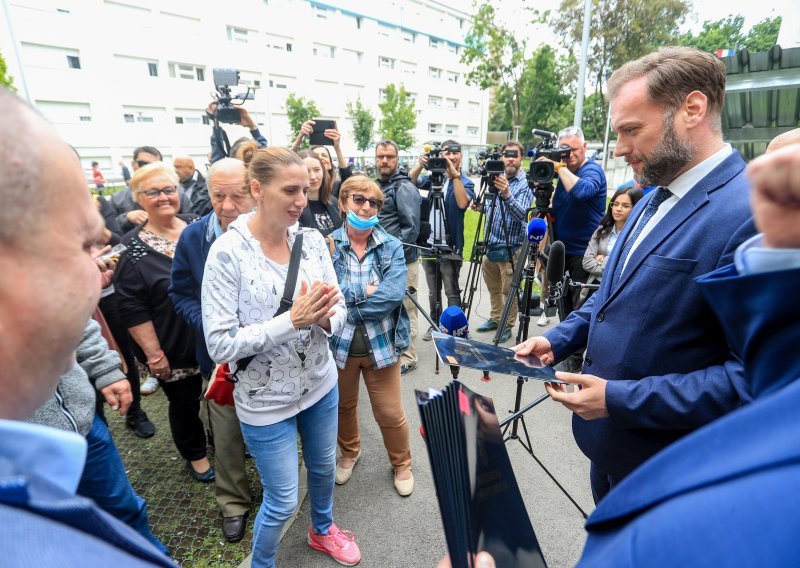 Banožić uručio prva rješenja za najam stanova nakon potresa, idući tjedan stižu nova