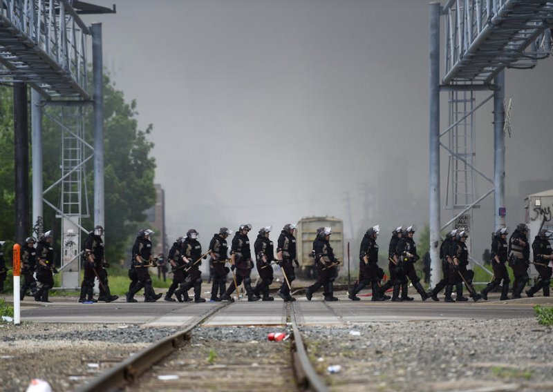 Pokret 'Ne mogu disati' širi se SAD-om nakon što je crnac preminuo pod smrtonosnim zahvatom bijelog policajca