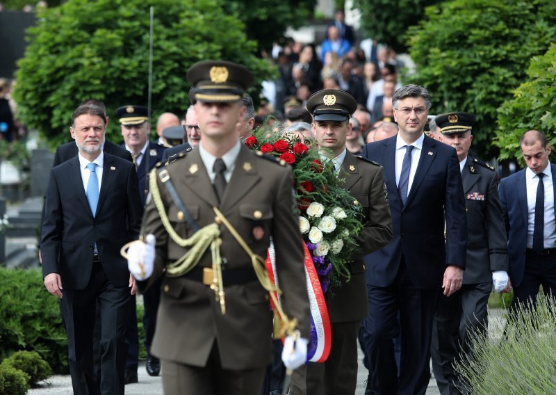 Plenković podsjetio da se Račanova Vlada igrala datumom, o Milanoviću poručio: Vjerujem da će kroz svoj mandat promijeniti stajalište