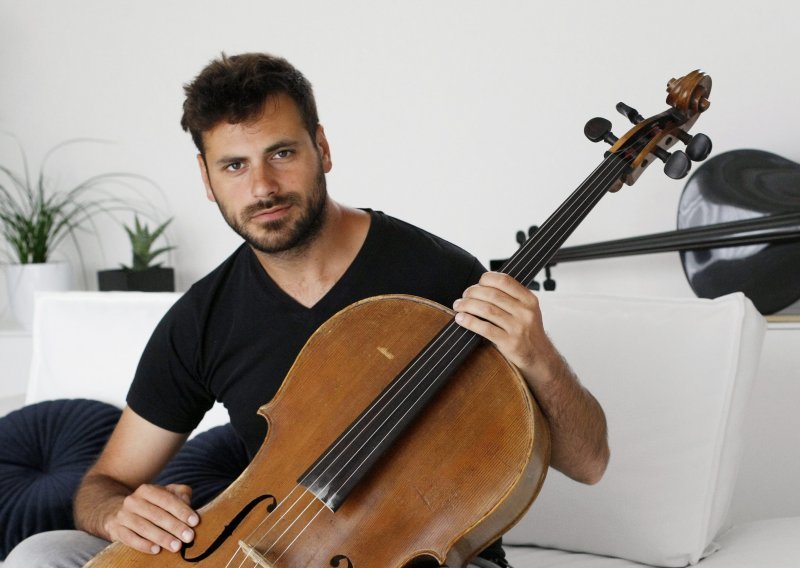 Ponovno zajedno: Stjepan Hauser ne skida pogled, ali ni ruke s atraktivne Talijanke