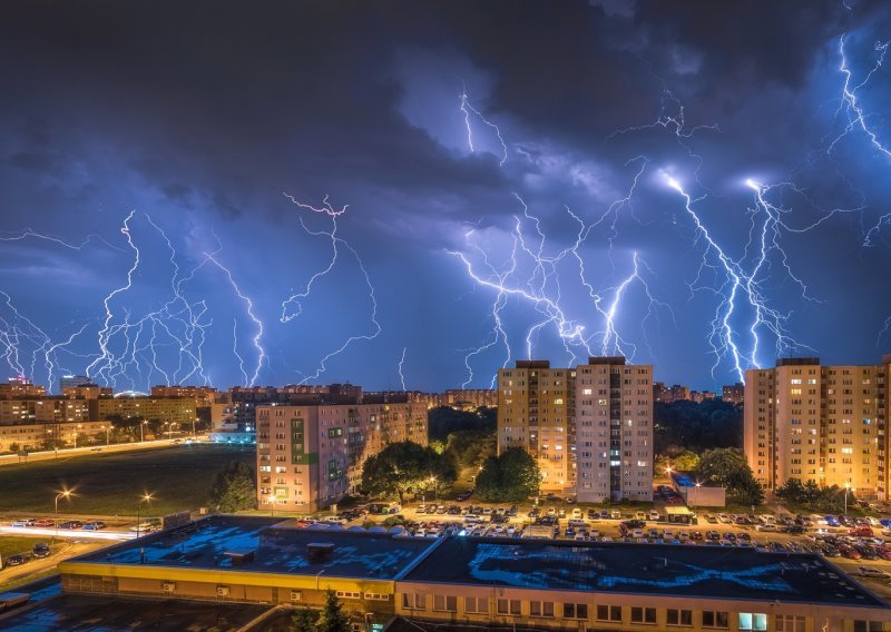 Dramatično upozorenje iz DHMZ-a: Odgodite putovanja, postoji opasnost za život i imovinu