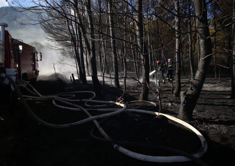 Vatrogasci svladali veliki požar u Kaštel Sućurcu