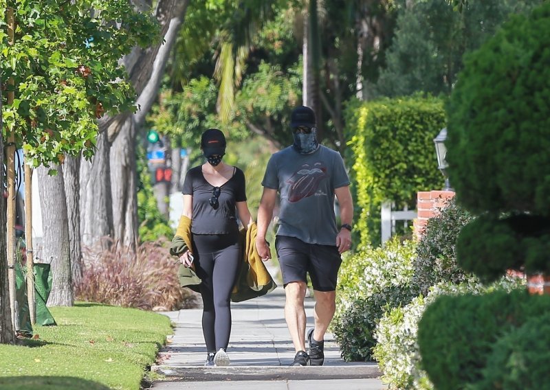 Schwarzeneggerova kći s voljenim suprugom prošetala Los Angelesom, a do izražaja došao njezin sve veći trbuščić