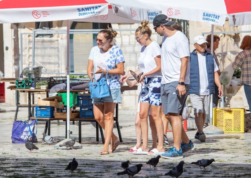 Sekice Ecclestone su se dobro stilski uparile: Tamara je stesala liniju i isfurala birkinicu, a Petra izvrsne naočale