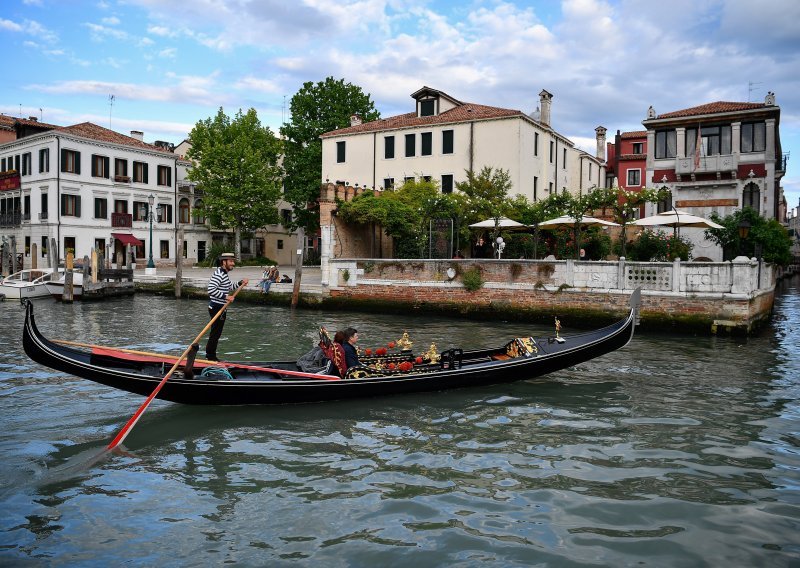 Crni dani za venecijanske graditelje gondola; zbog pandemije zabranjena vožnja
