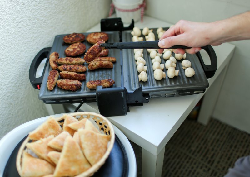 Domaćeg mesa u izobilju, a trgovcima i dalje draže uvozno