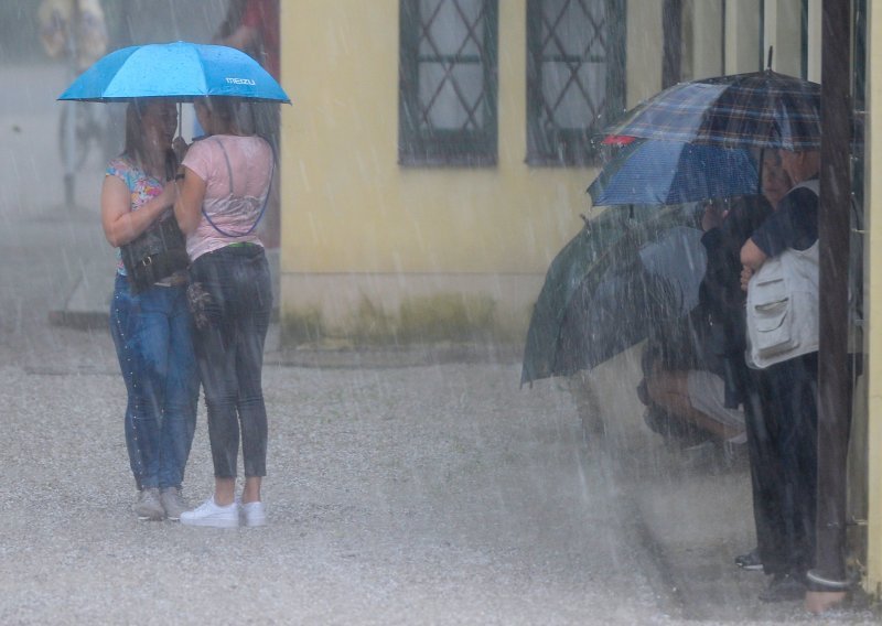 Upaljen narančasti meteoalarm; očekuje nas obilna kiša, južina i olujno nevrijeme