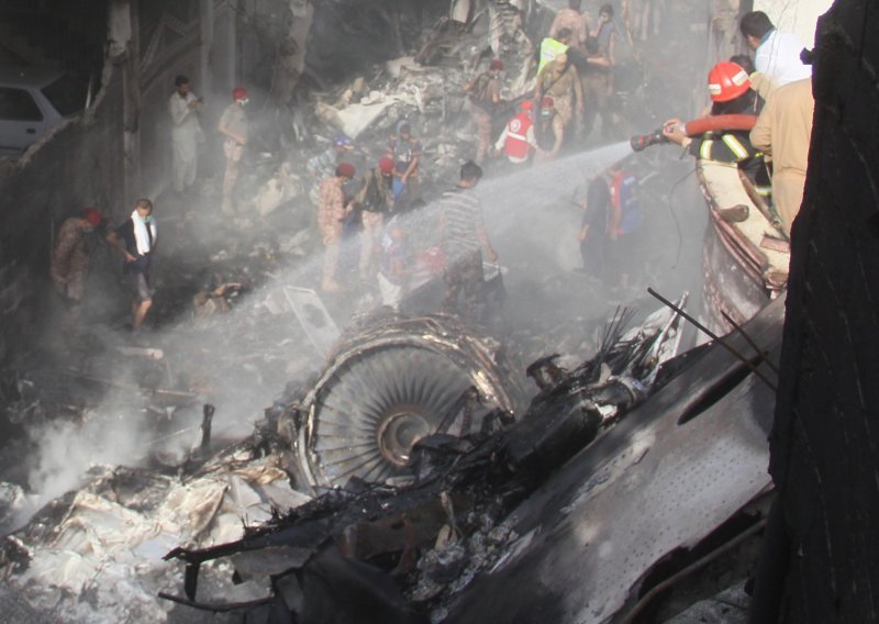 Pilot Airbusa koji se srušio u Karachiju nije slušao kontrolu leta
