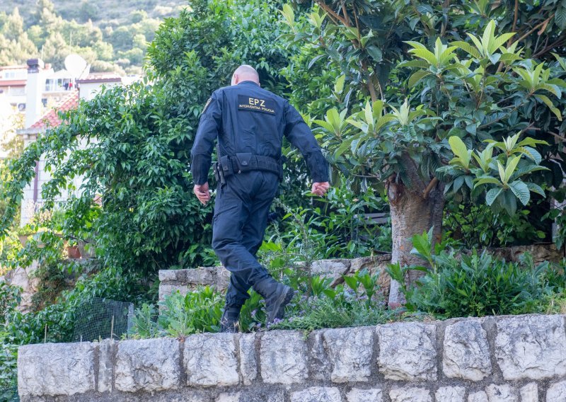 Policija u moru pronašla pištolj kojim je muškarac u Dubrovniku ubio majku i teško ranio oca