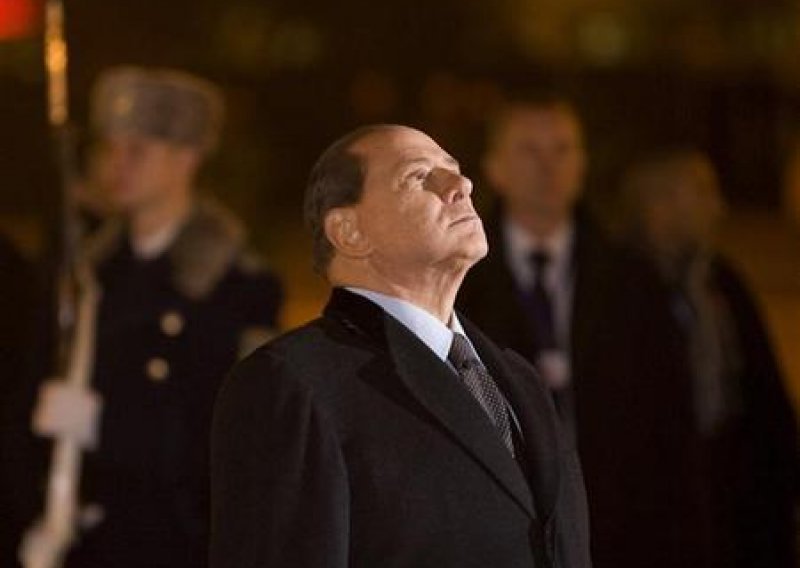 Razlika između Boga i Berlusconija?