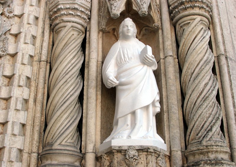 Lažni apostoli na zapadnom portalu Šibenske katedrale