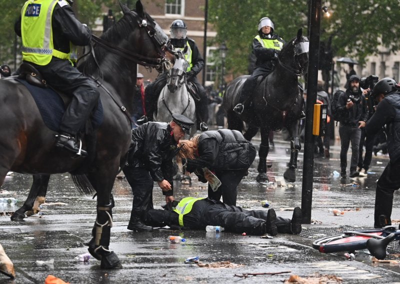 Širom svijeta prosvjedi protiv rasizma i policijske brutalnosti, u Londonu nastradali policajci na konjima