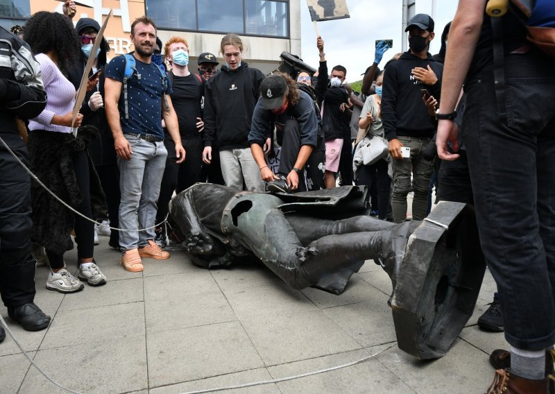 Završio u rijeci: Prosvjednici u Bristolu srušili kip trgovca robljem