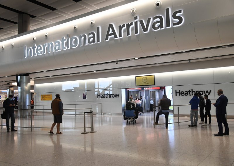 U Velikoj Britaniji zrakoplovna i turistička industrija snažno kritiziraju karantenu