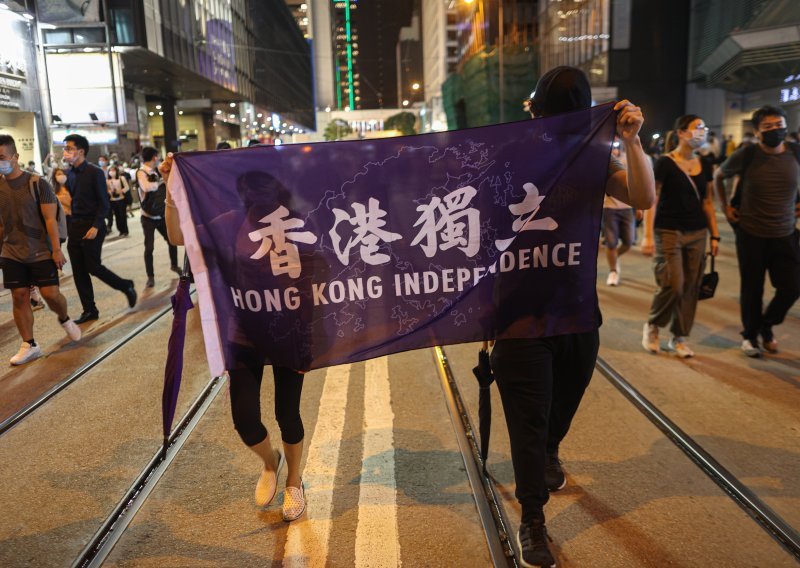 Stotine okupljenih obilježava godišnjicu prosvjeda u Hong Kongu