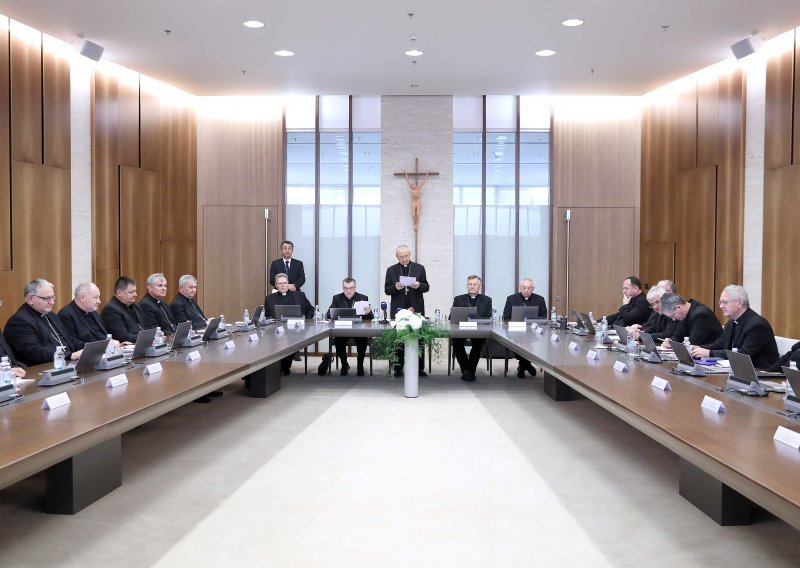 Hrvatska biskupska konferencija zabrinuta jer se u školama dijele upitnici za ispis s vjeronauka