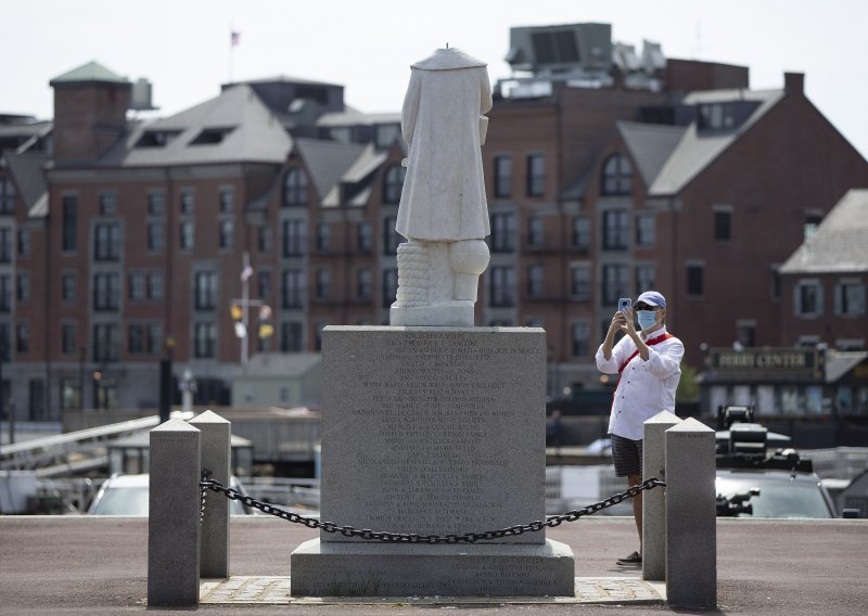 Diljem SAD-a uništavaju Kolumbove spomenike, u Bostonu ostao bez glave, a sve zbog ubojstva Georgea Floyda