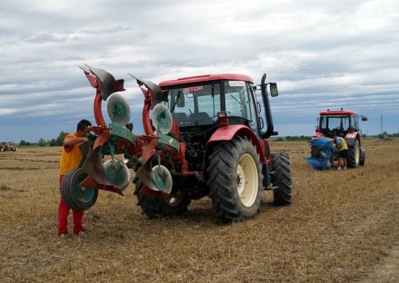 Iz dvorišta ukraden traktor s prikolicom