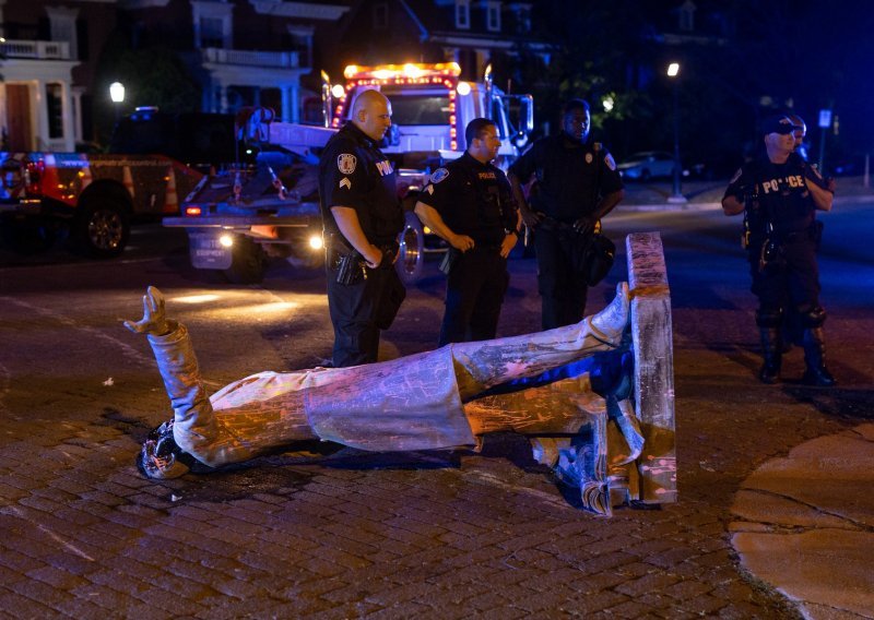 [VIDEO/FOTO] Prosvjednici srušili spomenik Jeffersona Davisa, predsjednika Konfederacije iz vremena građanskog rata