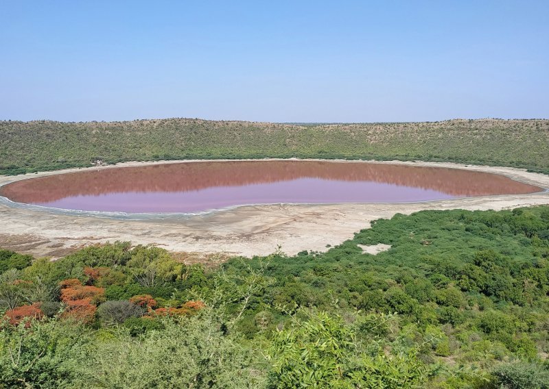Indijsko jezero staro 50.000 godina odjednom je postalo ružičasto, a nitko ne zna zašto
