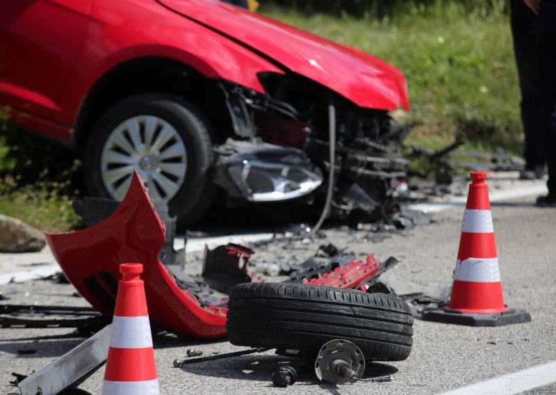 [FOTO/VIDEO] Teška prometna nesreća kod Tisnog; u frontalnom sudaru dva automobila jedna osoba teško ozlijeđena