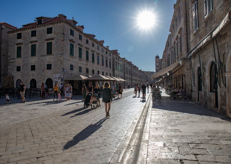 Pred nama je sunčan i vrlo topao dan, vjetar na moru