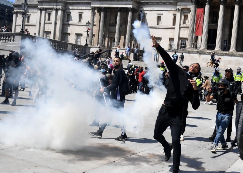Neredi u Londonu: Prosvjed protiv antirasizma pretvorio se u sukob antirasista i desničara