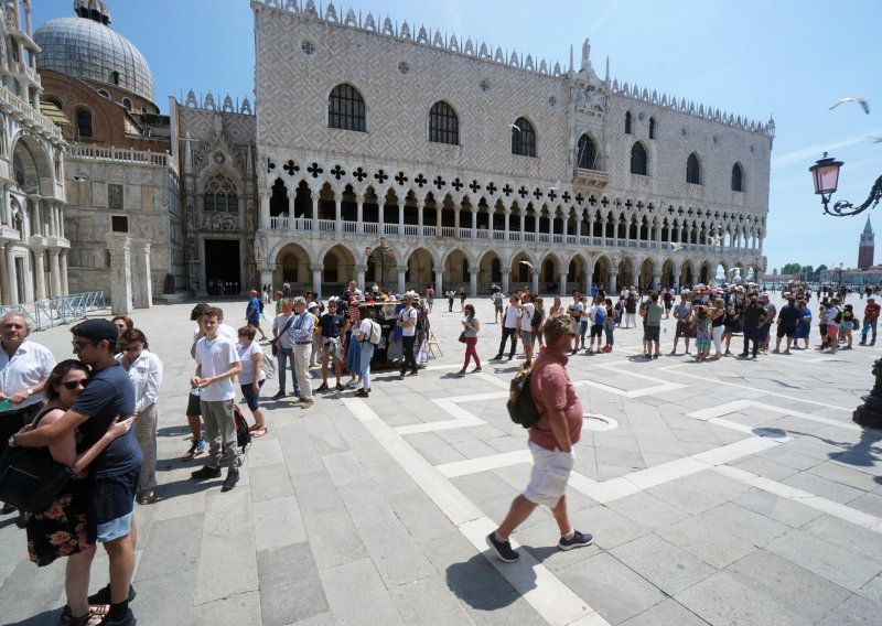 Turisti pohrlili u Veneciju nakon četiri mjeseca