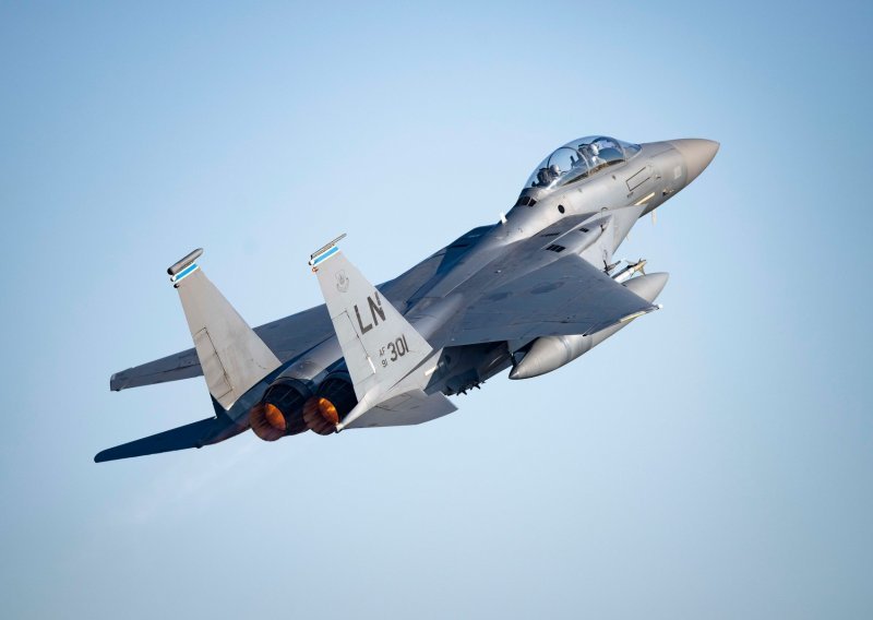 Američki borbeni avion F-15 srušio se u more nedaleko od engleske obale, traje potraga za pilotom