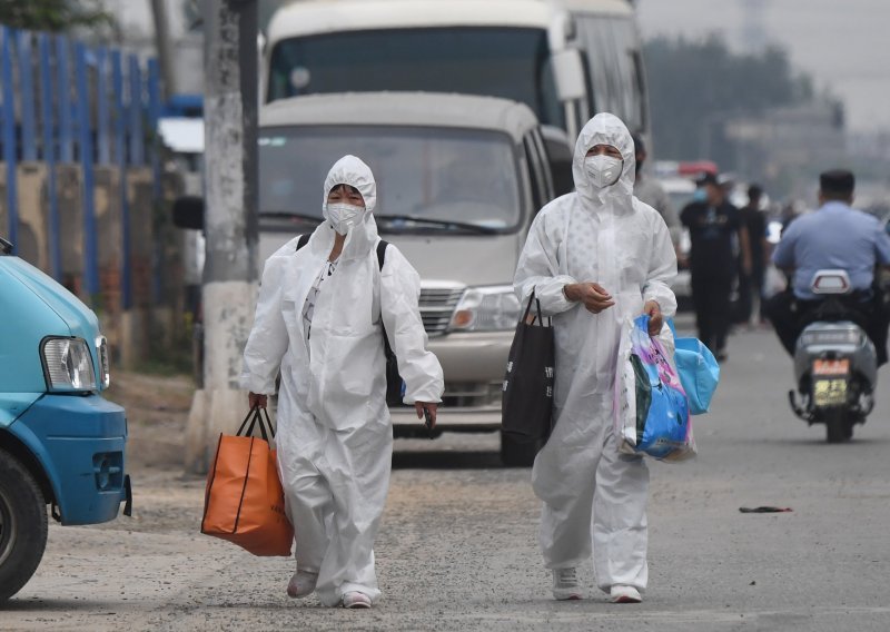 U pet dana više od stotinu oboljelih: Peking otkazuje tisuću letova, zatvorene škole