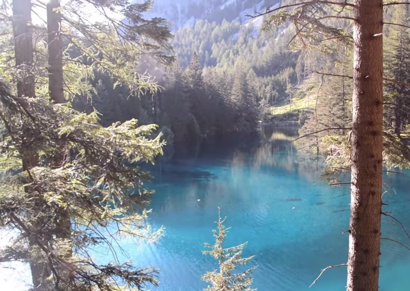 Ovo austrijsko jezero skriva klupe i staze – pod vodom