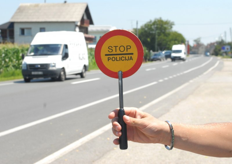 S više od dva promila alkohola u krvi u Valpovu razbio automobil; kazna će mu biti 22 tisuće kuna ili do 60 dana zatvora