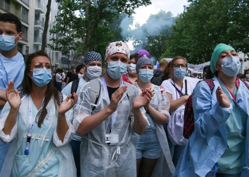 Tisuće zdravstvenih radnika na ulicama, policija u Parizu upotrijebila suzavac