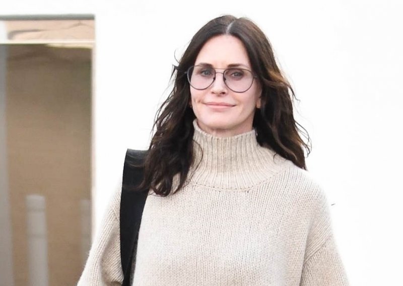Courteney Cox svoj je 56. rođendan obilježila nesvakidašnjom snimkom u minijaturnom bikiniju