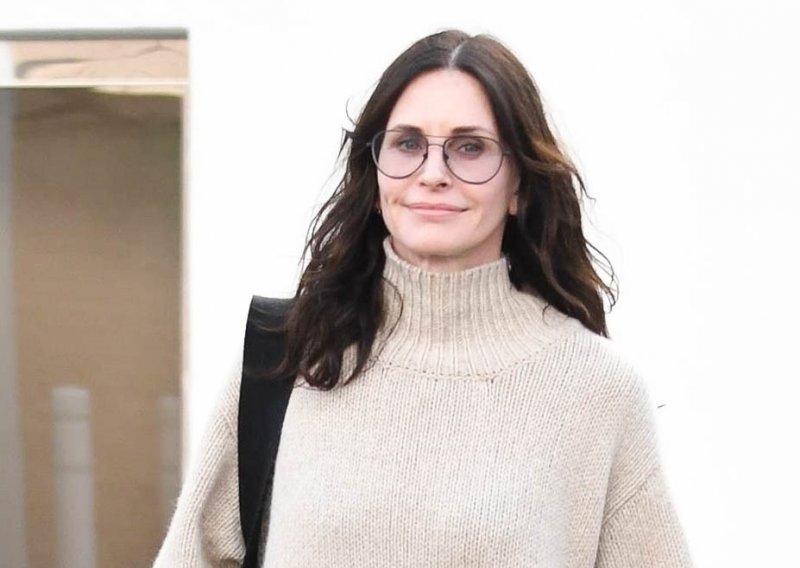 Courteney Cox svoj je 56. rođendan obilježila nesvakidašnjom snimkom u minijaturnom bikiniju