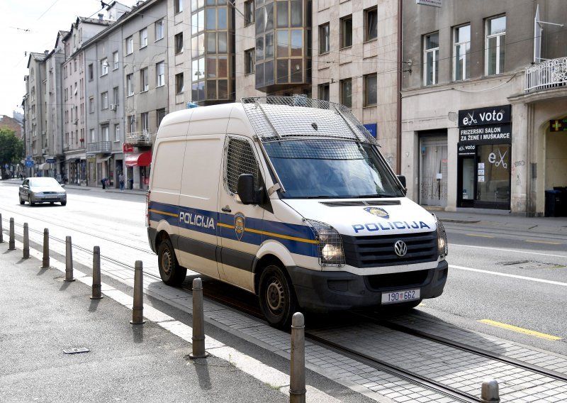 Policija uhitila osmoricu članova zločinačkog udruženja koji su se bavili preprodajom luksuznih automobila