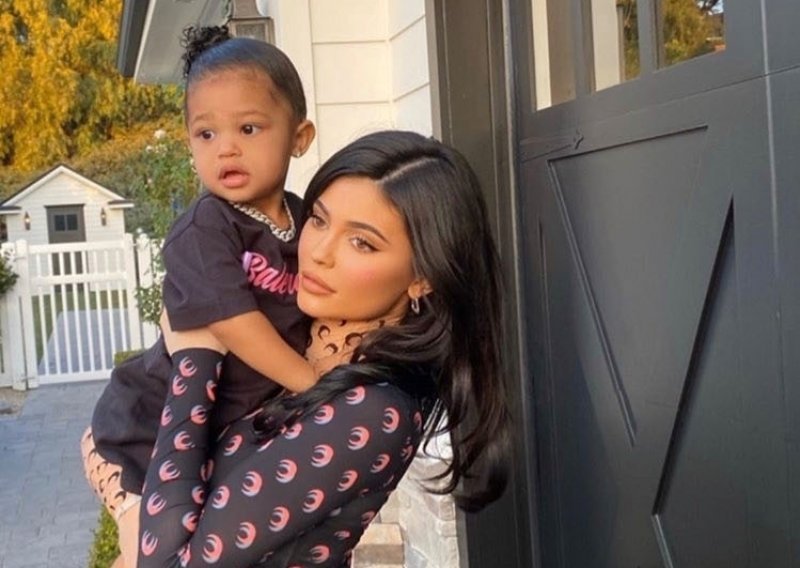 Njezina prva naslovnica: Dvogodišnja kći Kylie Jenner zvijezda je novog broja modne biblije